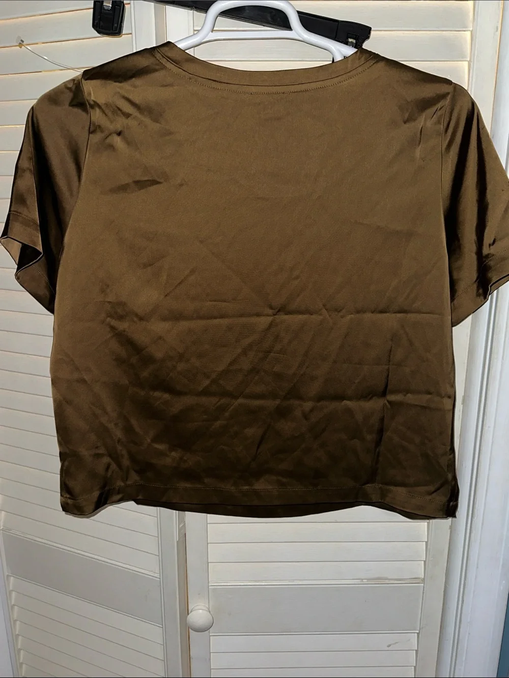 Good American Olive Satin Short Sleeve Pocket Tee